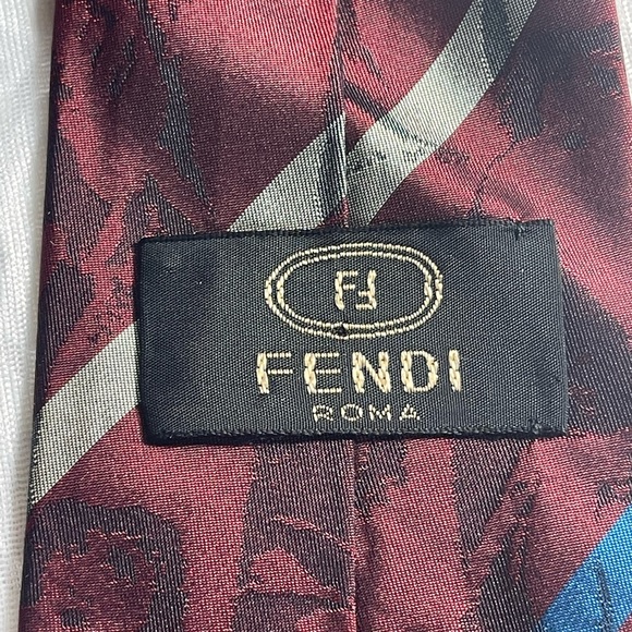 💠rare find- Vintage Fendi Tie (shadow print of woman looking over her shoulder) - Picture 4 of 9